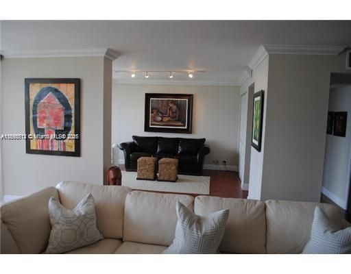 For Sale: $599,000 (2 beds, 2 baths, 1362 Square Feet)