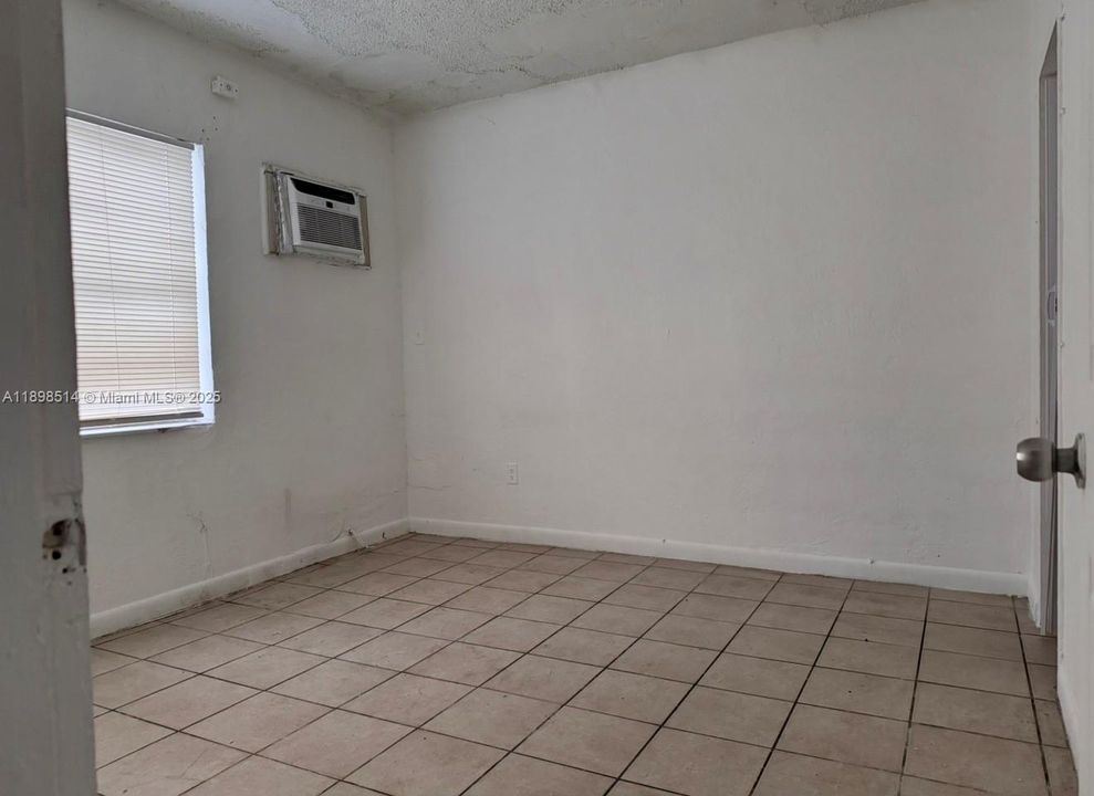 В аренду: $1,300 (1 спален, 1 ванн, 11132 Квадратных фут)