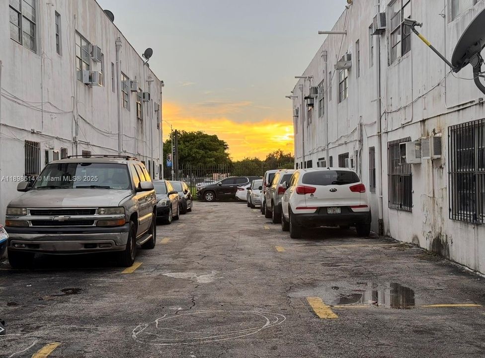 В аренду: $1,300 (1 спален, 1 ванн, 11132 Квадратных фут)