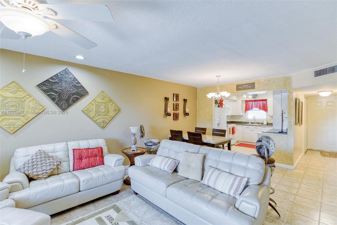 На продажу: $239,000 (2 спален, 1 ванн, 900 Квадратных фут)