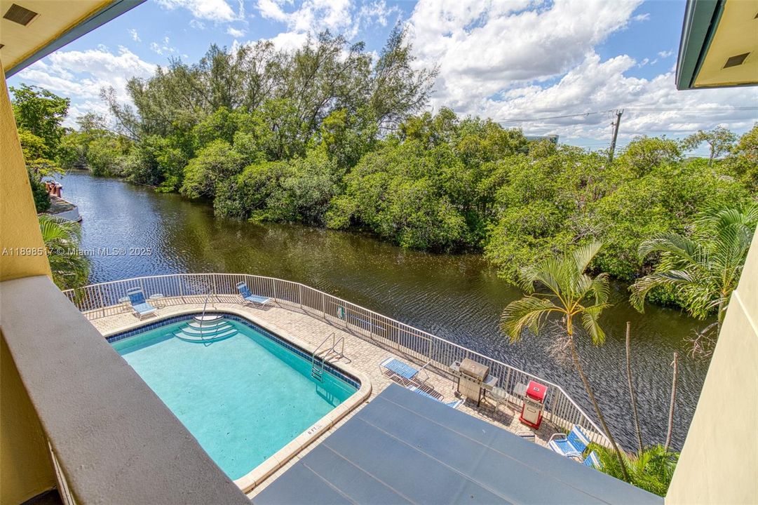 На продажу: $239,000 (2 спален, 1 ванн, 900 Квадратных фут)