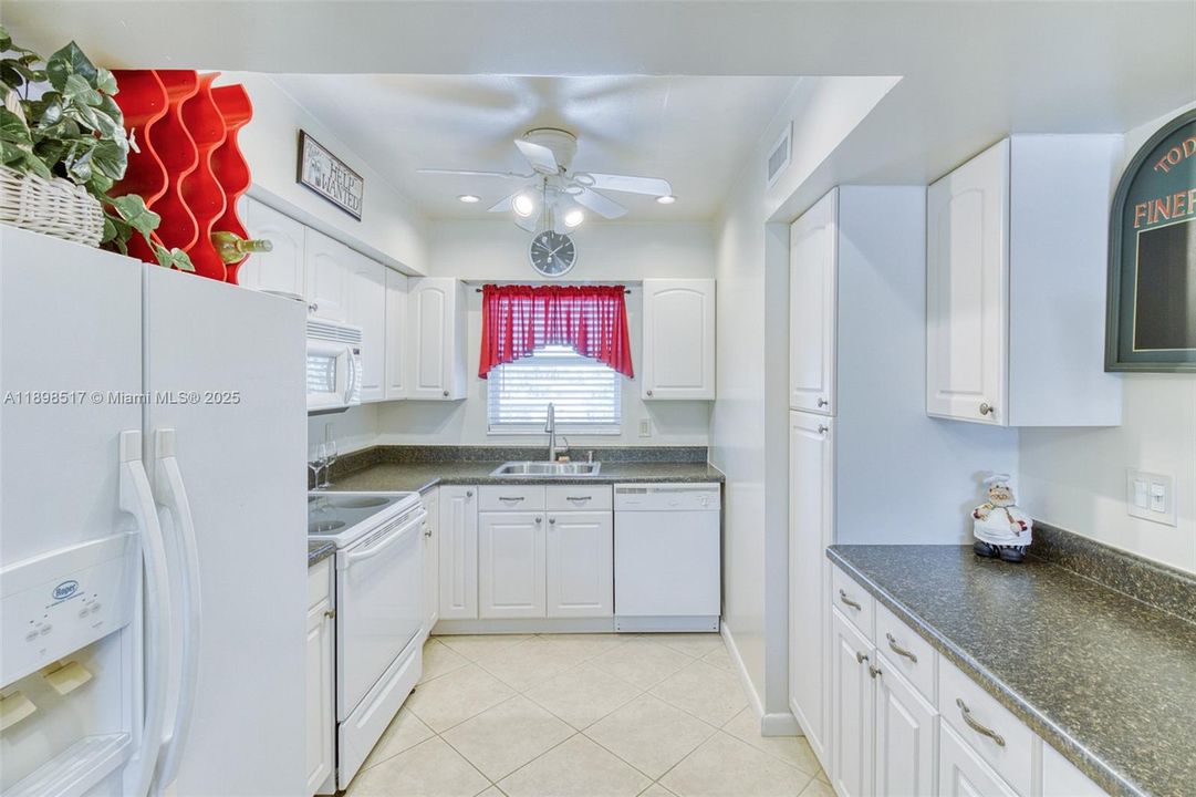 На продажу: $239,000 (2 спален, 1 ванн, 900 Квадратных фут)