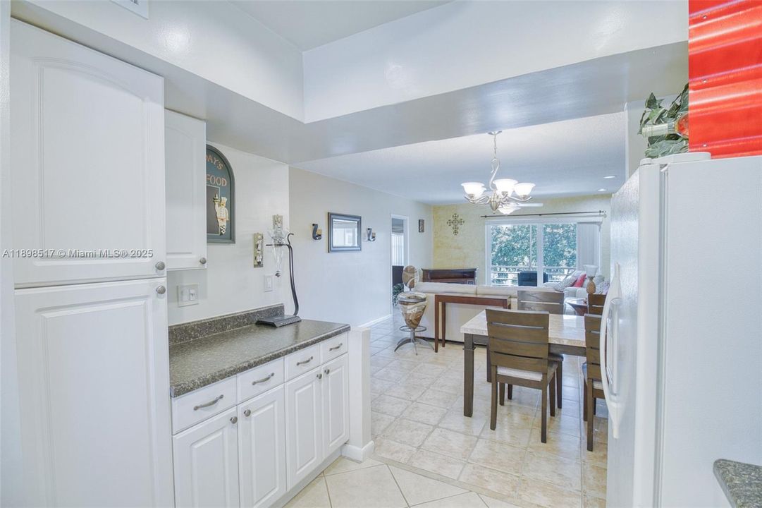 На продажу: $239,000 (2 спален, 1 ванн, 900 Квадратных фут)