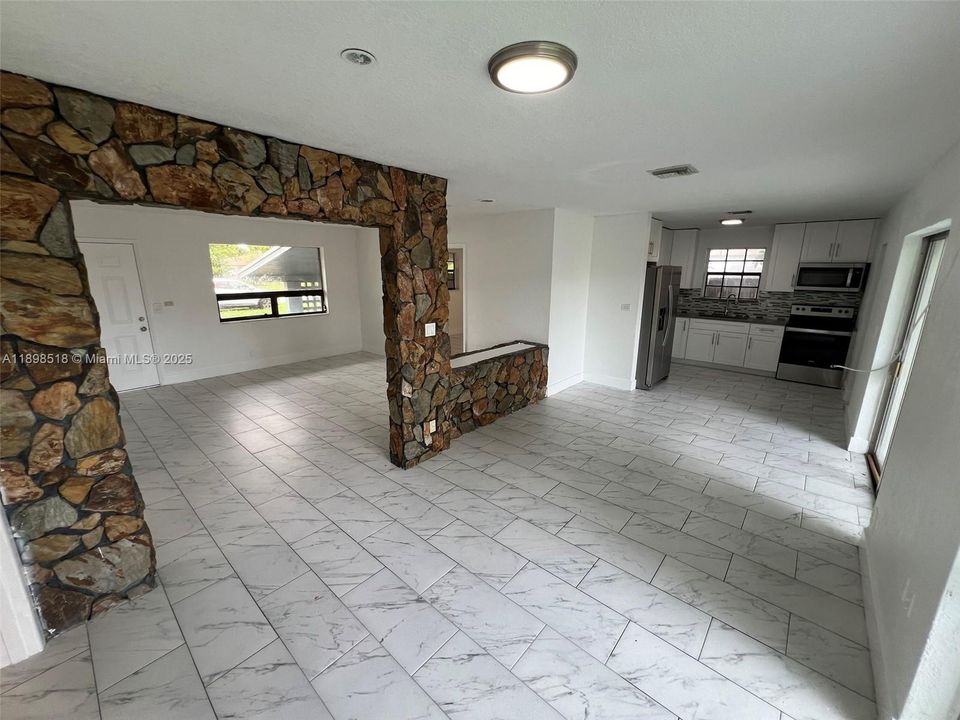 出租: $3,300 (3 贝兹, 2 浴室, 1281 平方英尺)