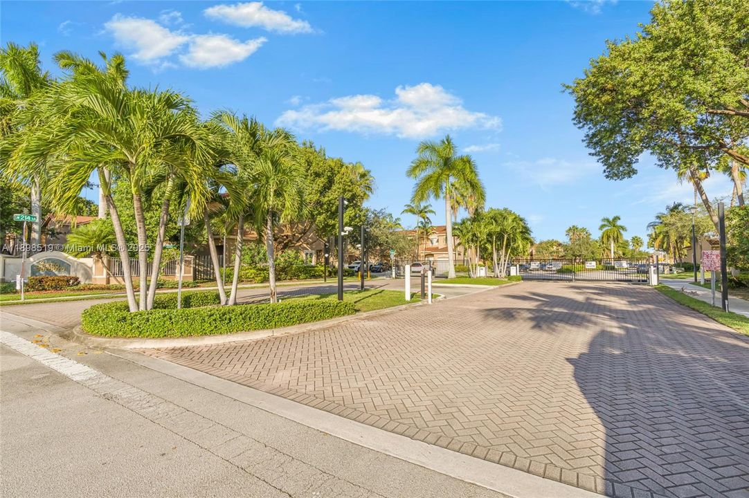 Active With Contract: $2,850 (3 beds, 2 baths, 1504 Square Feet)