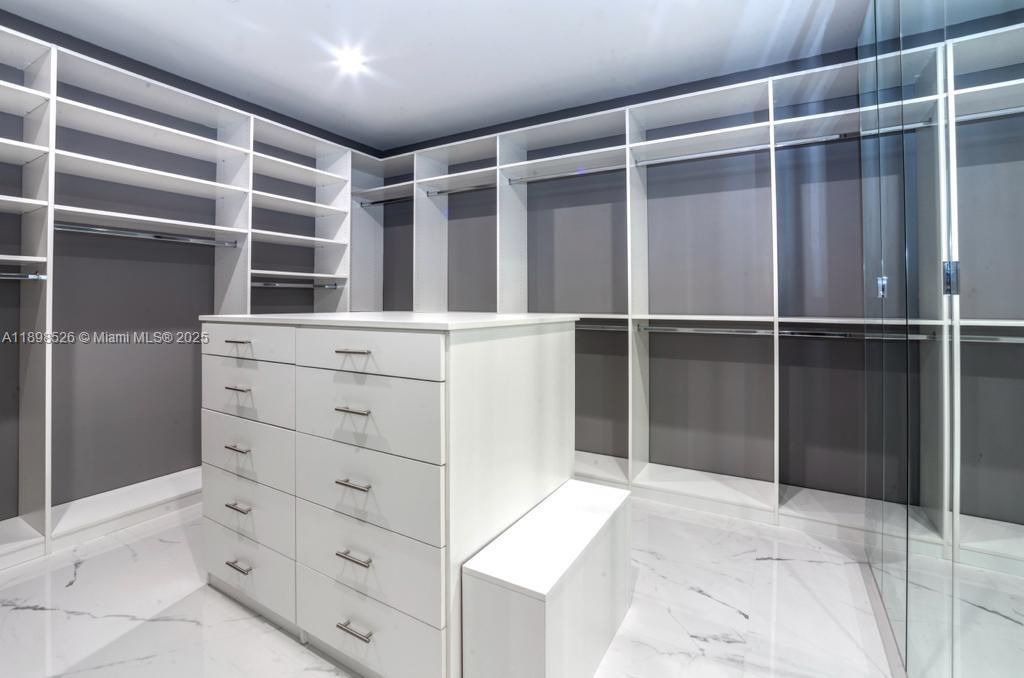 合同活跃: $8,000 (2 贝兹, 2 浴室, 2117 平方英尺)