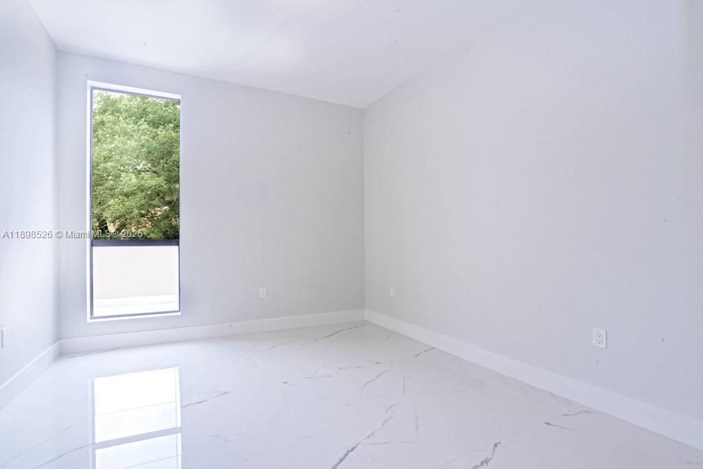 合同活跃: $8,000 (2 贝兹, 2 浴室, 2117 平方英尺)