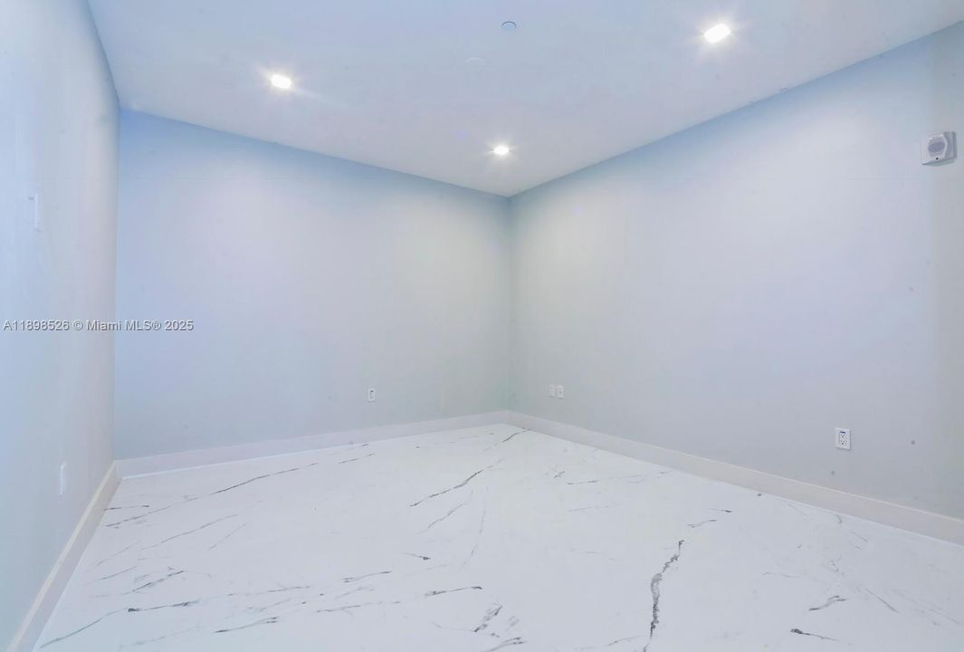 合同活跃: $8,000 (2 贝兹, 2 浴室, 2117 平方英尺)