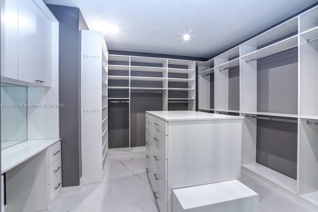 合同活跃: $8,000 (2 贝兹, 2 浴室, 2117 平方英尺)