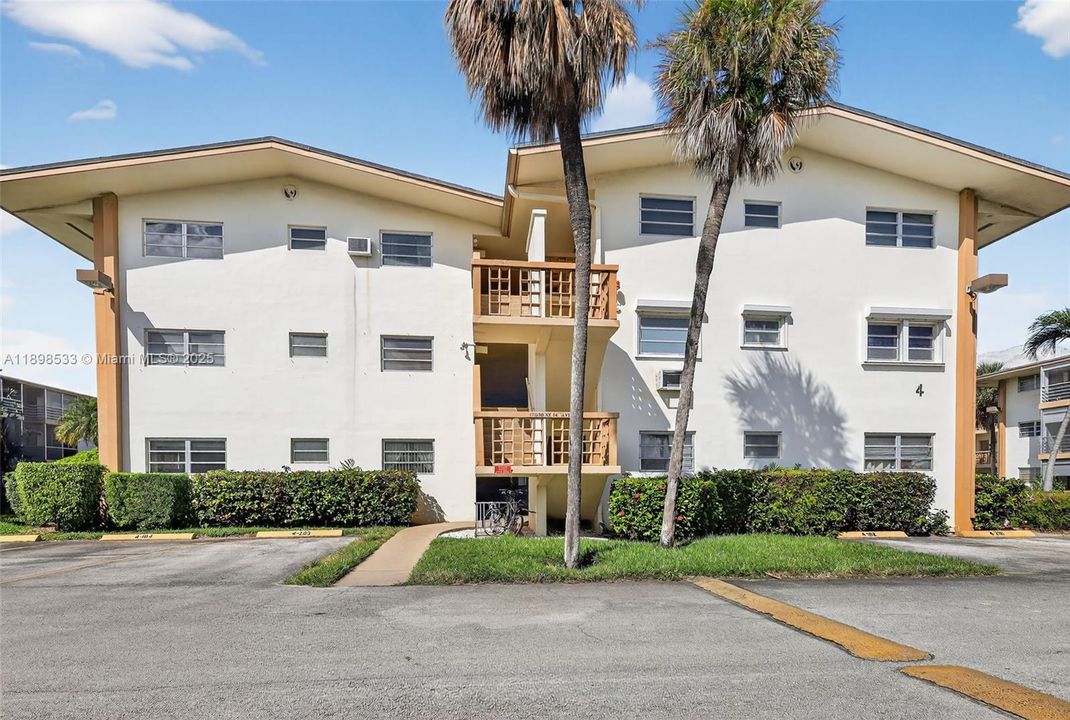 For Sale: $150,000 (2 beds, 2 baths, 960 Square Feet)