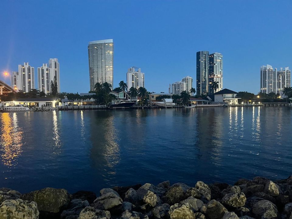 For Sale: $479,000 (2 beds, 2 baths, 1181 Square Feet)