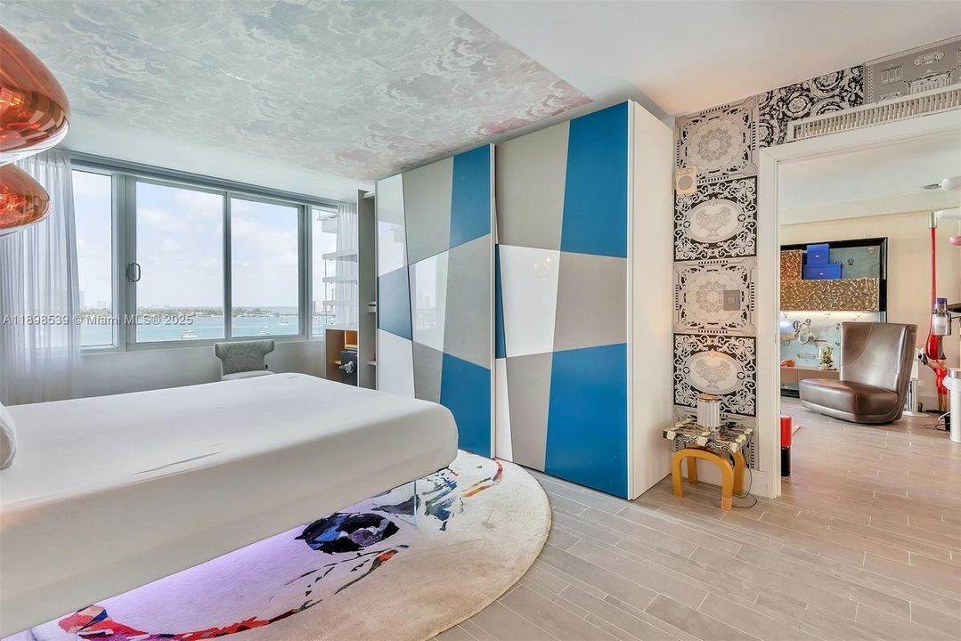 For Rent: $7,000 (1 beds, 1 baths, 696 Square Feet)