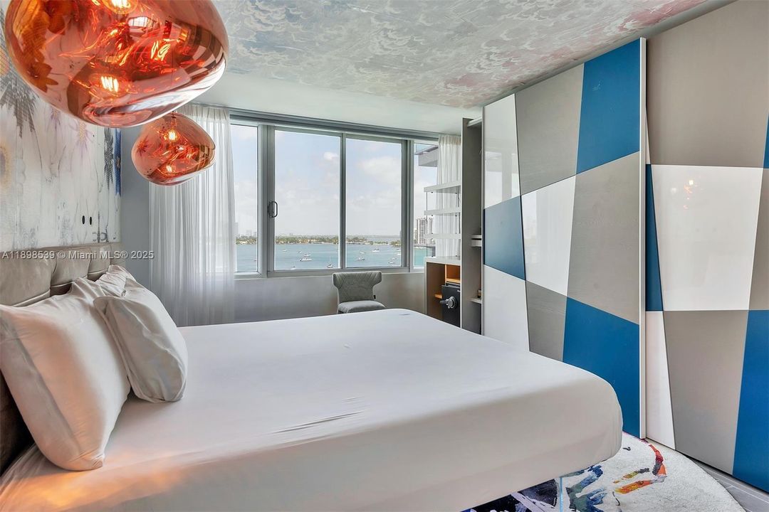 For Rent: $7,000 (1 beds, 1 baths, 696 Square Feet)