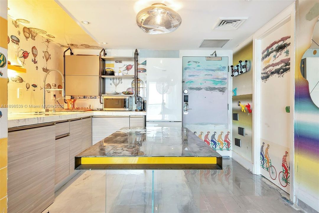 For Rent: $7,000 (1 beds, 1 baths, 696 Square Feet)