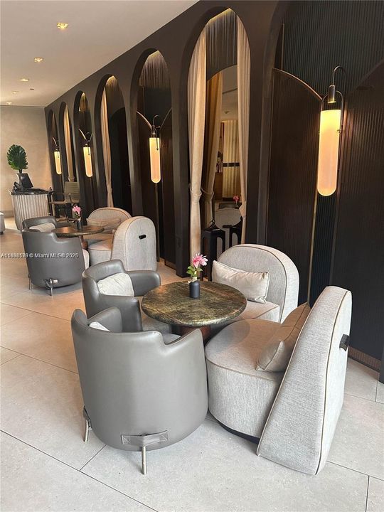 For Rent: $7,000 (1 beds, 1 baths, 696 Square Feet)