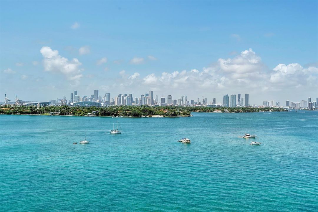 For Rent: $7,000 (1 beds, 1 baths, 696 Square Feet)