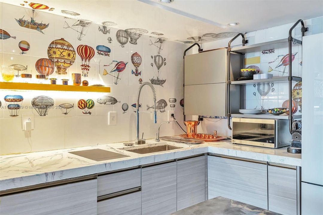 For Rent: $7,000 (1 beds, 1 baths, 696 Square Feet)