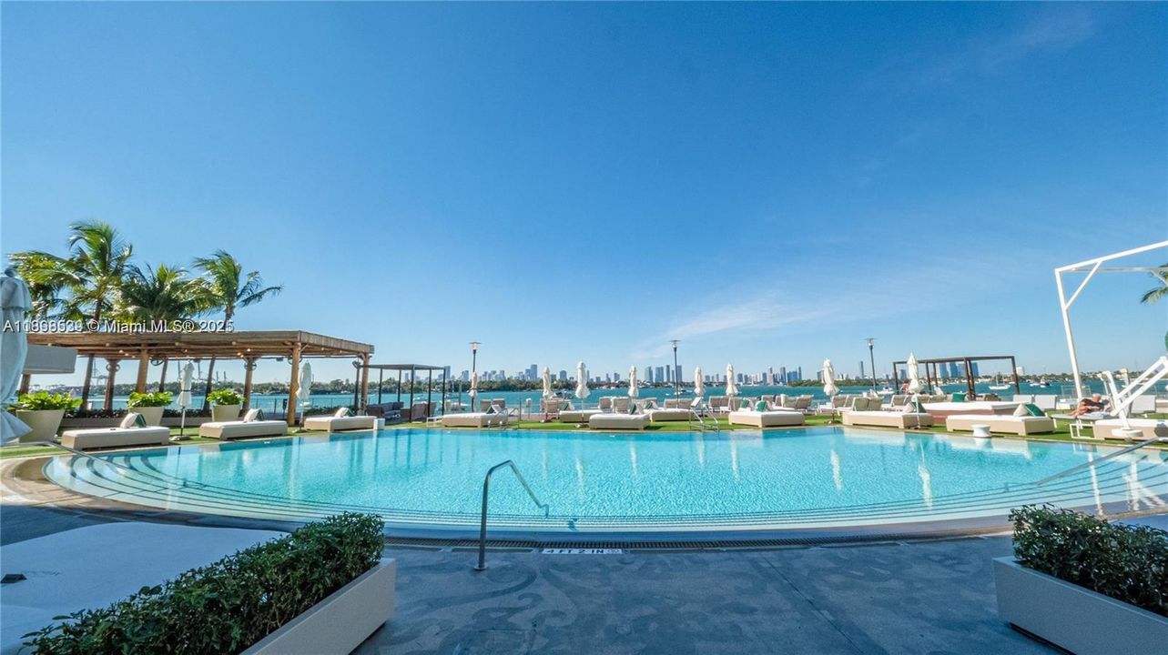 For Rent: $7,000 (1 beds, 1 baths, 696 Square Feet)