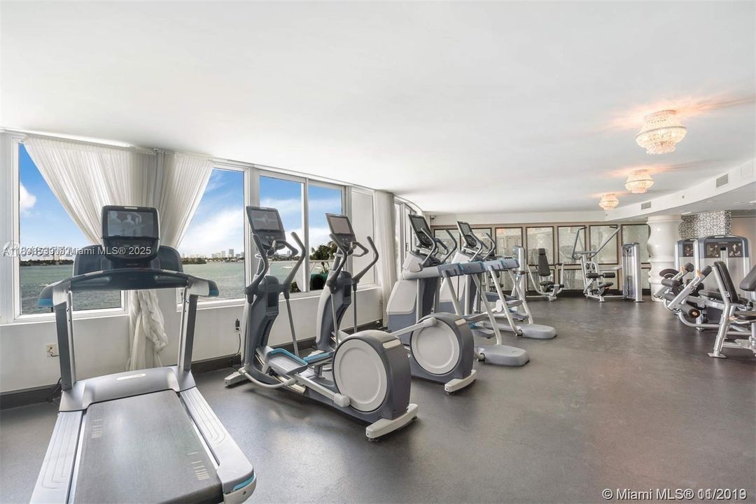 For Rent: $7,000 (1 beds, 1 baths, 696 Square Feet)