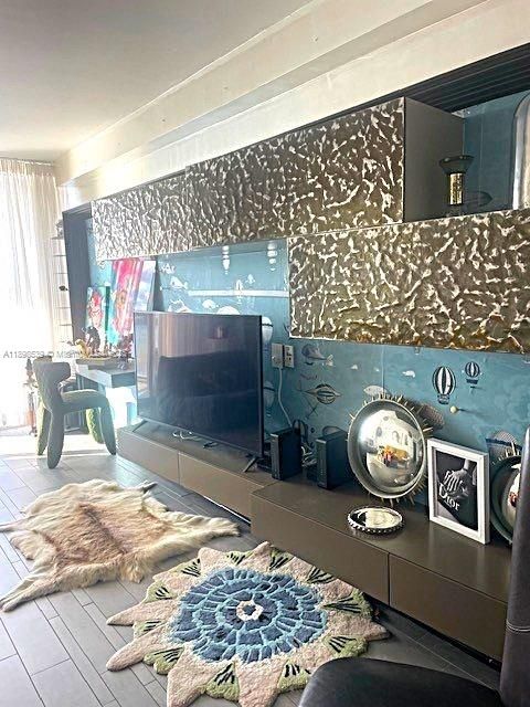 For Rent: $7,000 (1 beds, 1 baths, 696 Square Feet)