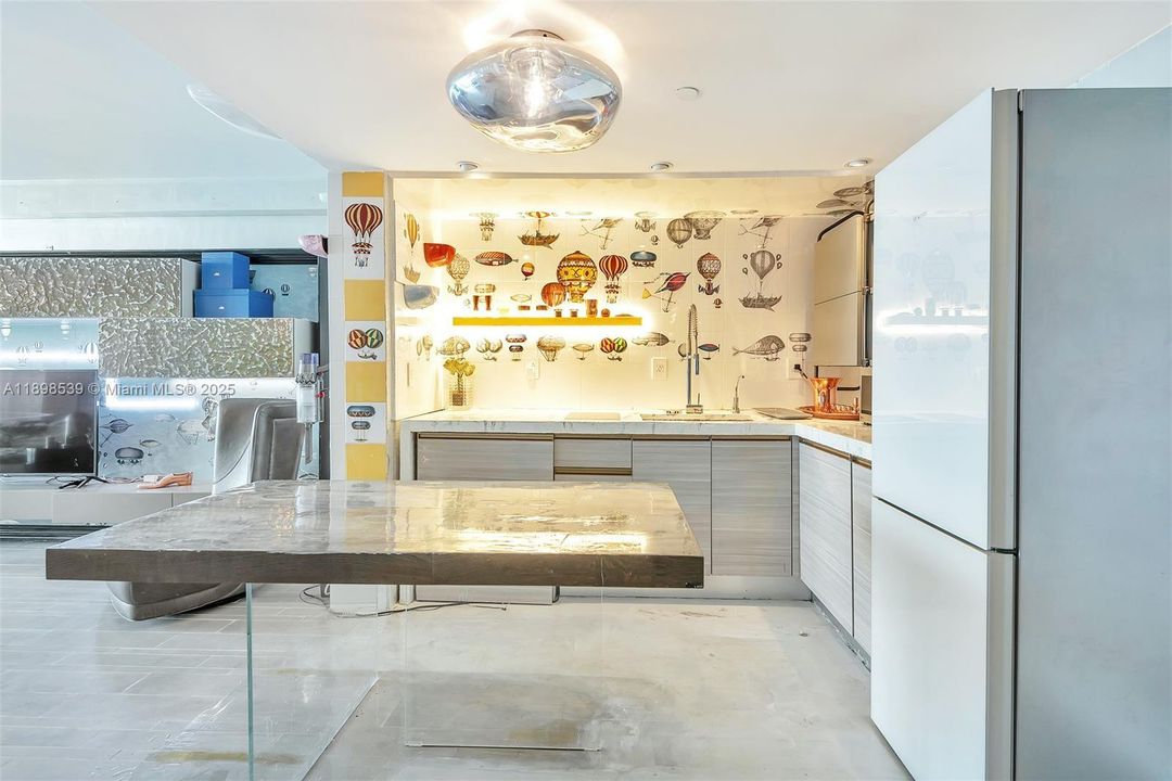 For Rent: $7,000 (1 beds, 1 baths, 696 Square Feet)