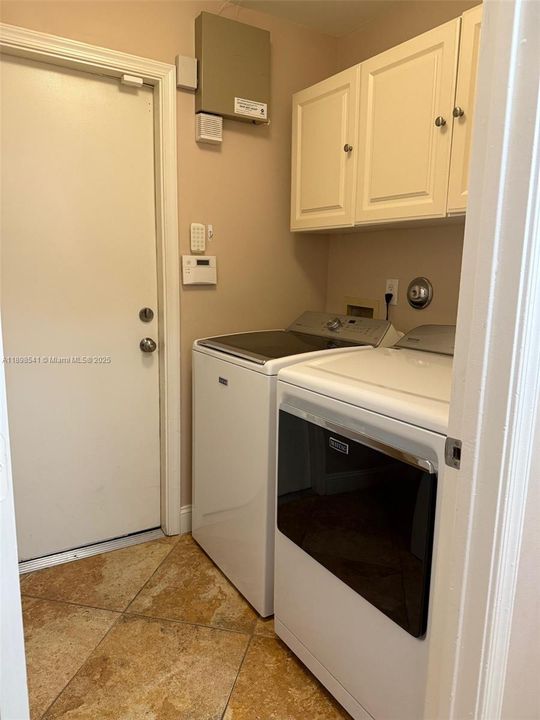 待售: $639,000 (3 贝兹, 2 浴室, 2179 平方英尺)