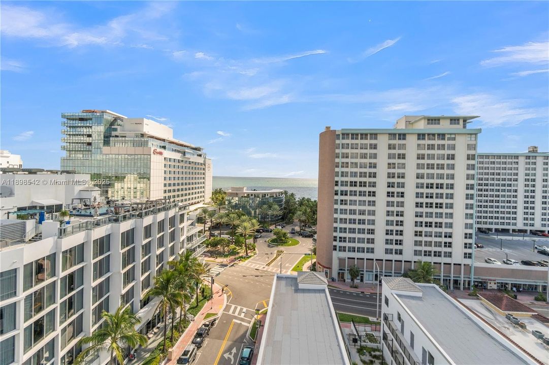 合同活跃: $450,000 (2 贝兹, 2 浴室, 900 平方英尺)