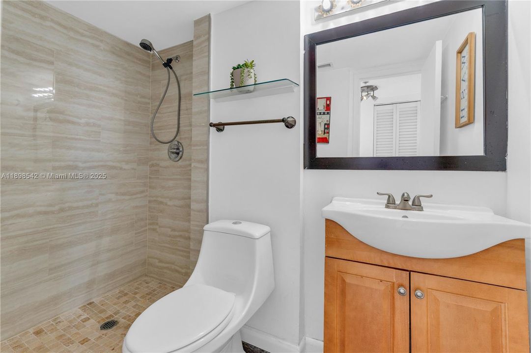 合同活跃: $450,000 (2 贝兹, 2 浴室, 900 平方英尺)