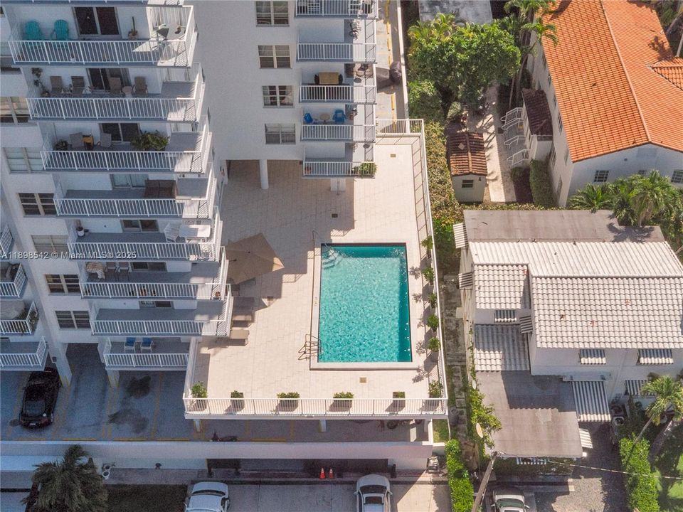 合同活跃: $450,000 (2 贝兹, 2 浴室, 900 平方英尺)