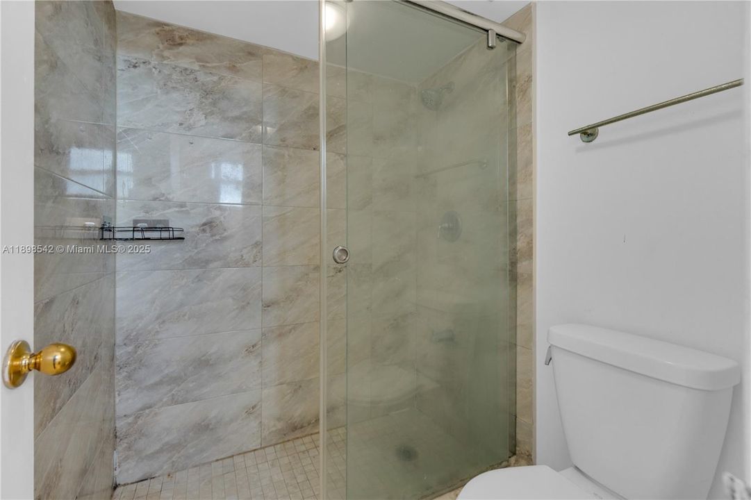 合同活跃: $450,000 (2 贝兹, 2 浴室, 900 平方英尺)