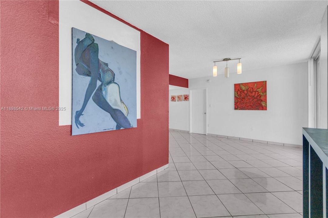 合同活跃: $450,000 (2 贝兹, 2 浴室, 900 平方英尺)