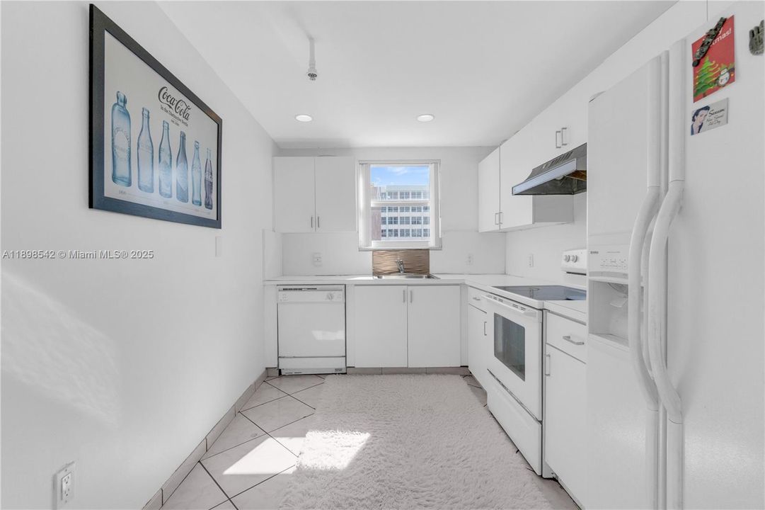 合同活跃: $450,000 (2 贝兹, 2 浴室, 900 平方英尺)