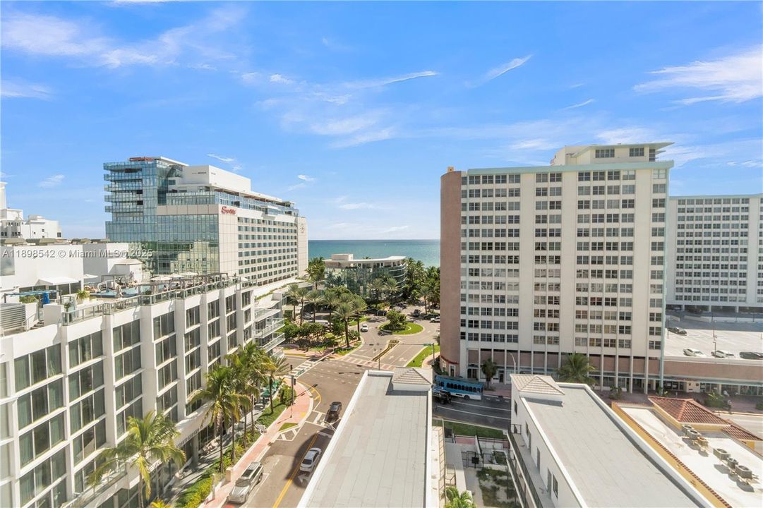 合同活跃: $450,000 (2 贝兹, 2 浴室, 900 平方英尺)