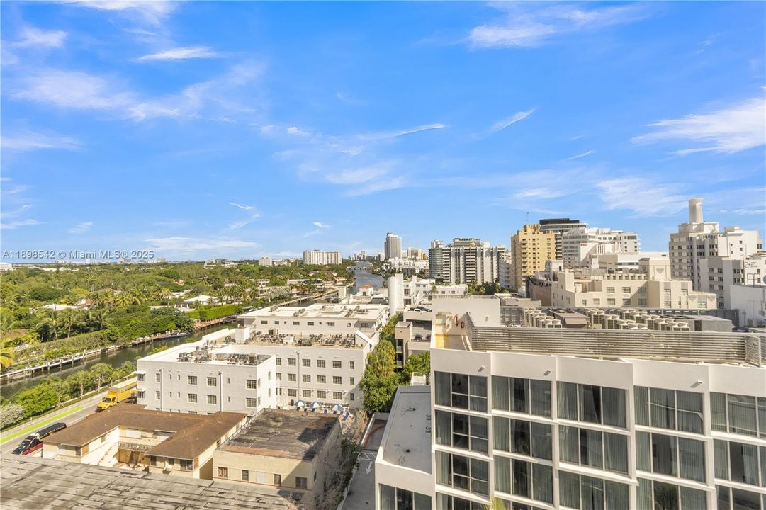 合同活跃: $450,000 (2 贝兹, 2 浴室, 900 平方英尺)