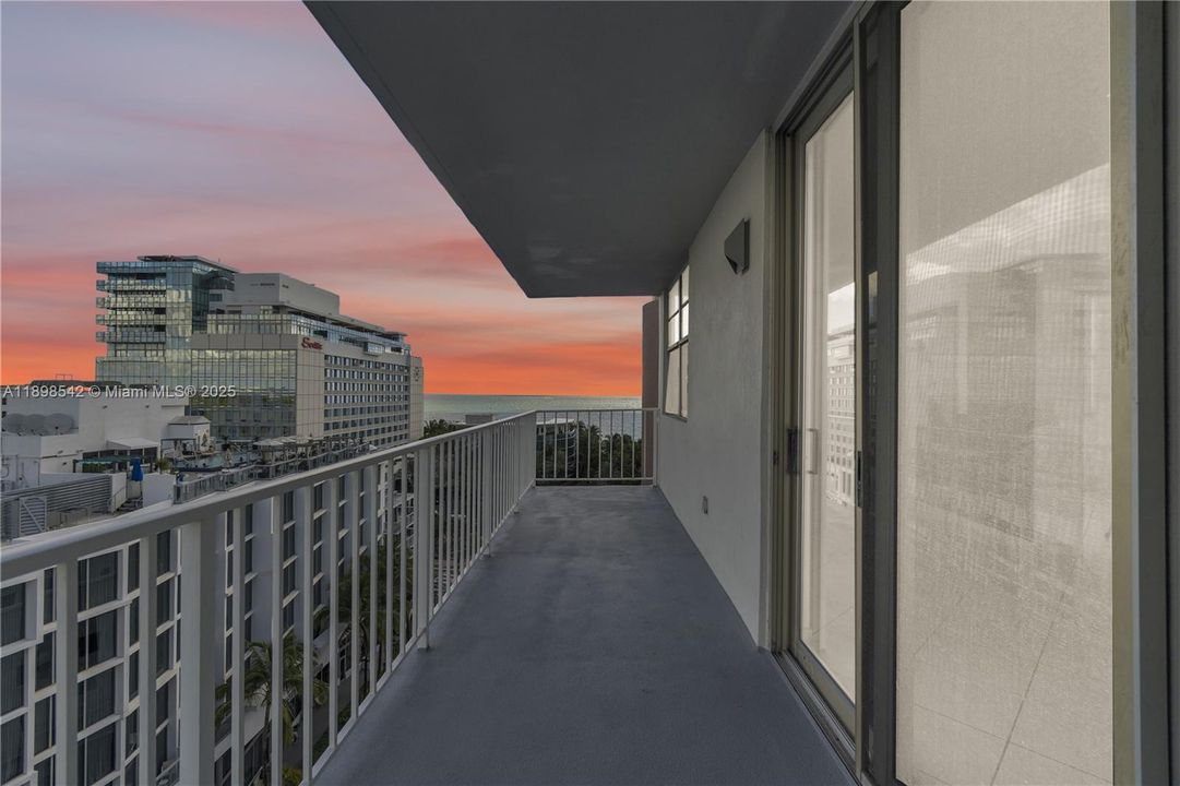 合同活跃: $450,000 (2 贝兹, 2 浴室, 900 平方英尺)