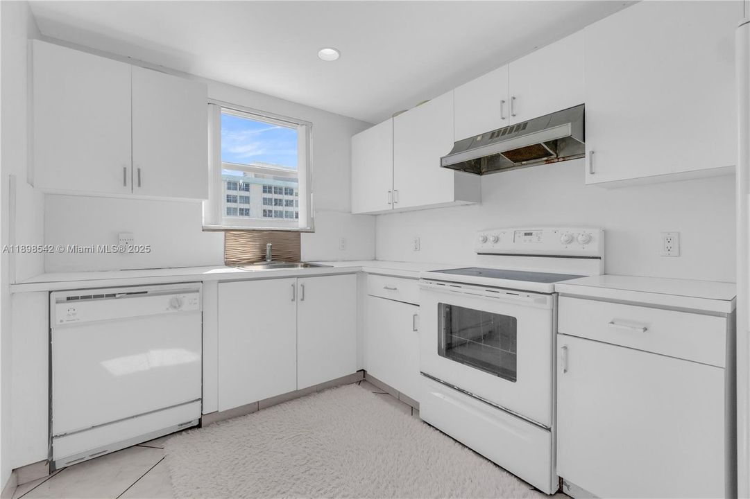 合同活跃: $450,000 (2 贝兹, 2 浴室, 900 平方英尺)