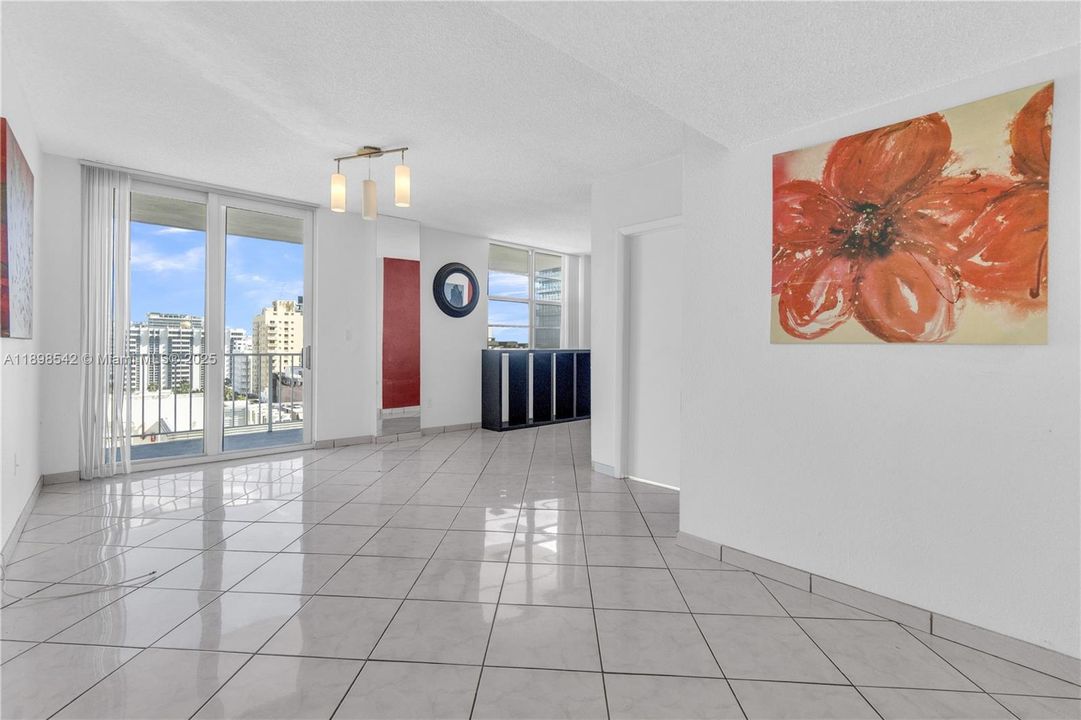 合同活跃: $450,000 (2 贝兹, 2 浴室, 900 平方英尺)