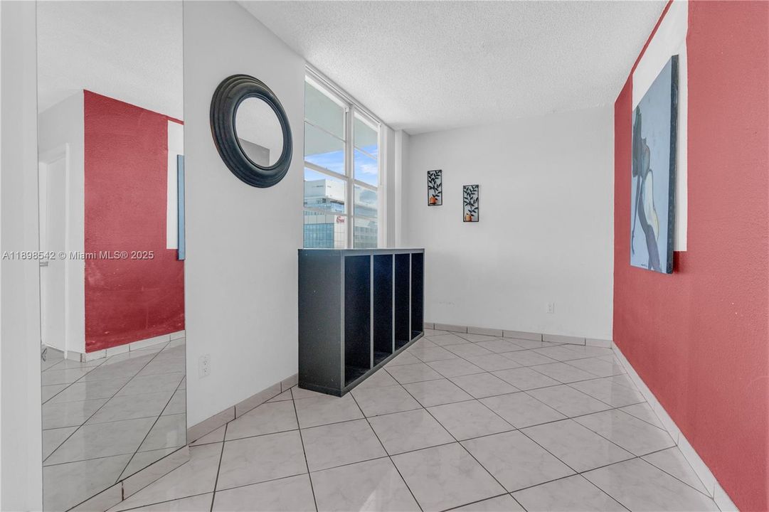 合同活跃: $450,000 (2 贝兹, 2 浴室, 900 平方英尺)