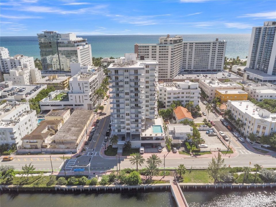 合同活跃: $450,000 (2 贝兹, 2 浴室, 900 平方英尺)