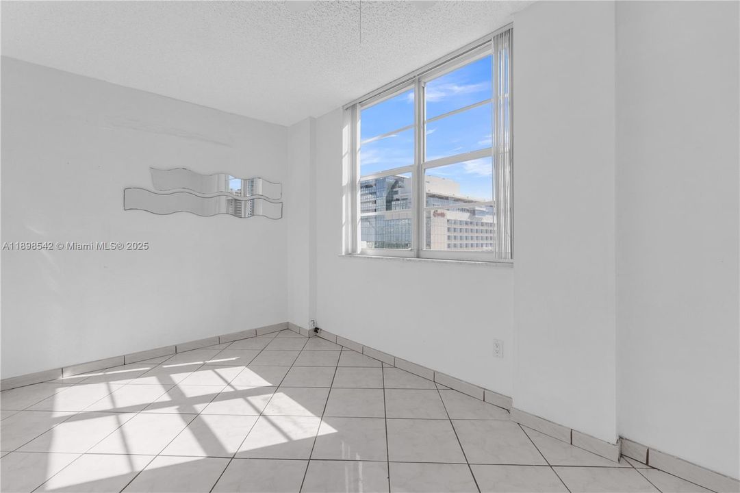 合同活跃: $450,000 (2 贝兹, 2 浴室, 900 平方英尺)