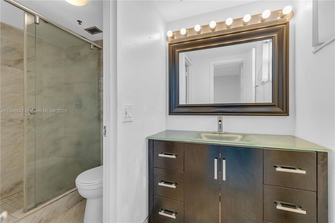 合同活跃: $450,000 (2 贝兹, 2 浴室, 900 平方英尺)