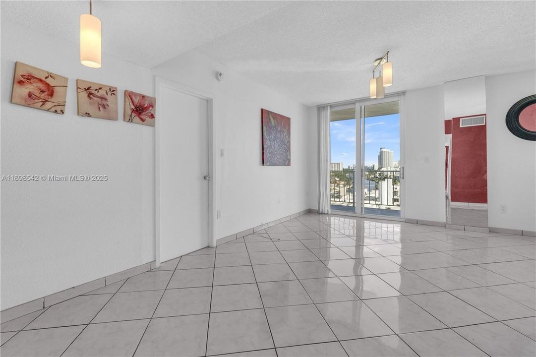 合同活跃: $450,000 (2 贝兹, 2 浴室, 900 平方英尺)