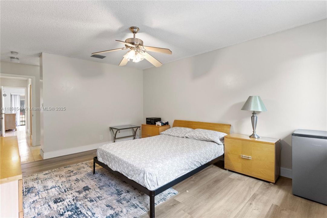 Vendido Recientemente: $174,999 (2 camas, 2 baños, 1019 Pies cuadrados)