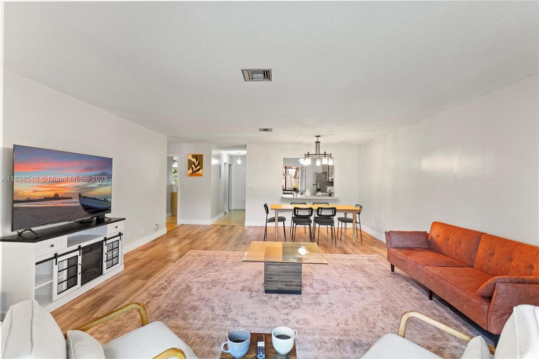 Vendido Recientemente: $174,999 (2 camas, 2 baños, 1019 Pies cuadrados)