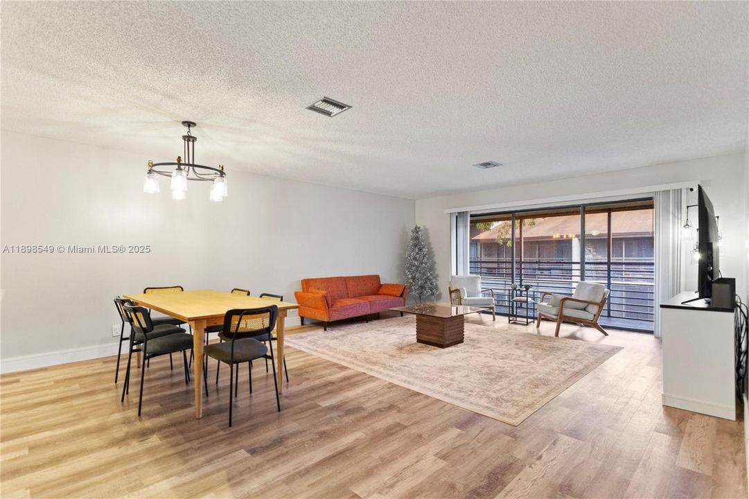 Vendido Recientemente: $174,999 (2 camas, 2 baños, 1019 Pies cuadrados)