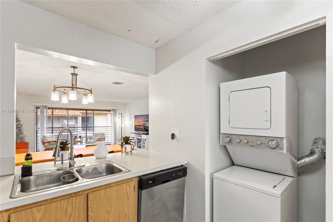 Vendido Recientemente: $174,999 (2 camas, 2 baños, 1019 Pies cuadrados)