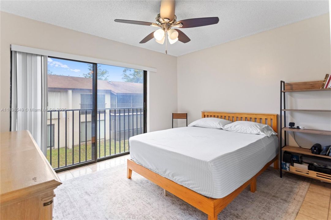 Vendido Recientemente: $174,999 (2 camas, 2 baños, 1019 Pies cuadrados)