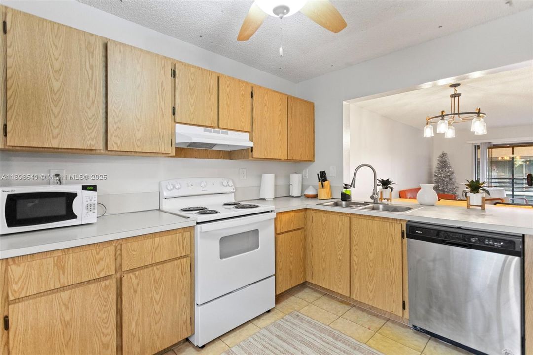 Vendido Recientemente: $174,999 (2 camas, 2 baños, 1019 Pies cuadrados)