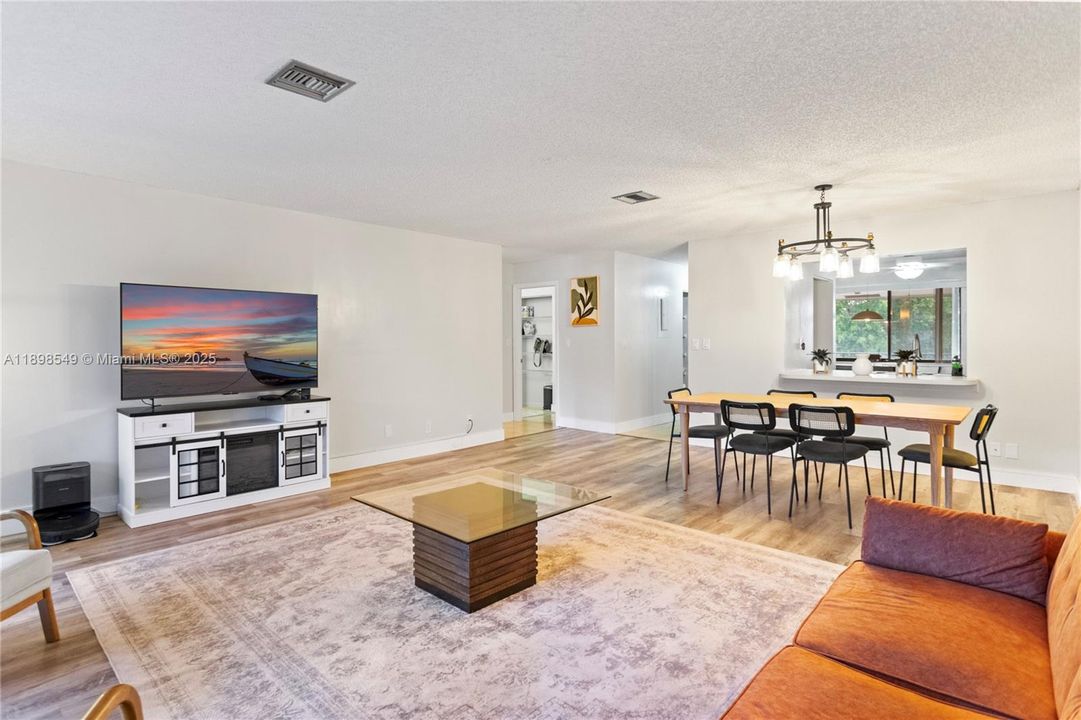 Vendido Recientemente: $174,999 (2 camas, 2 baños, 1019 Pies cuadrados)