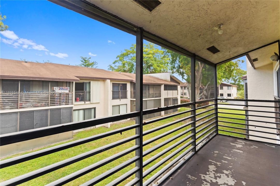 Vendido Recientemente: $174,999 (2 camas, 2 baños, 1019 Pies cuadrados)